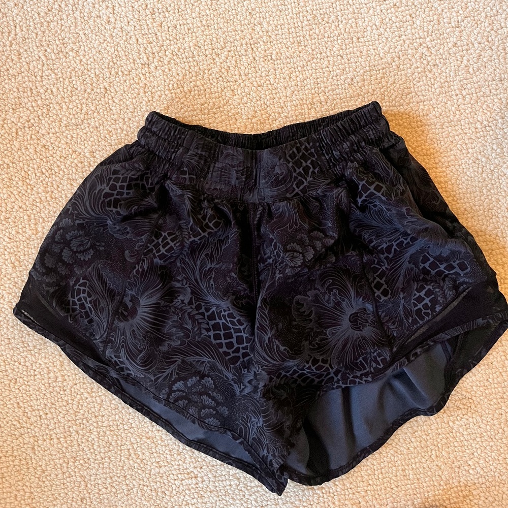 Lululemon Hotty Hot Lined Shorts, Size 4, Tall